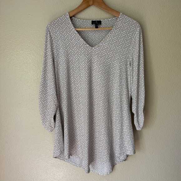 MARBLE Tops - MARBLE Black and White V-Neck Blouse